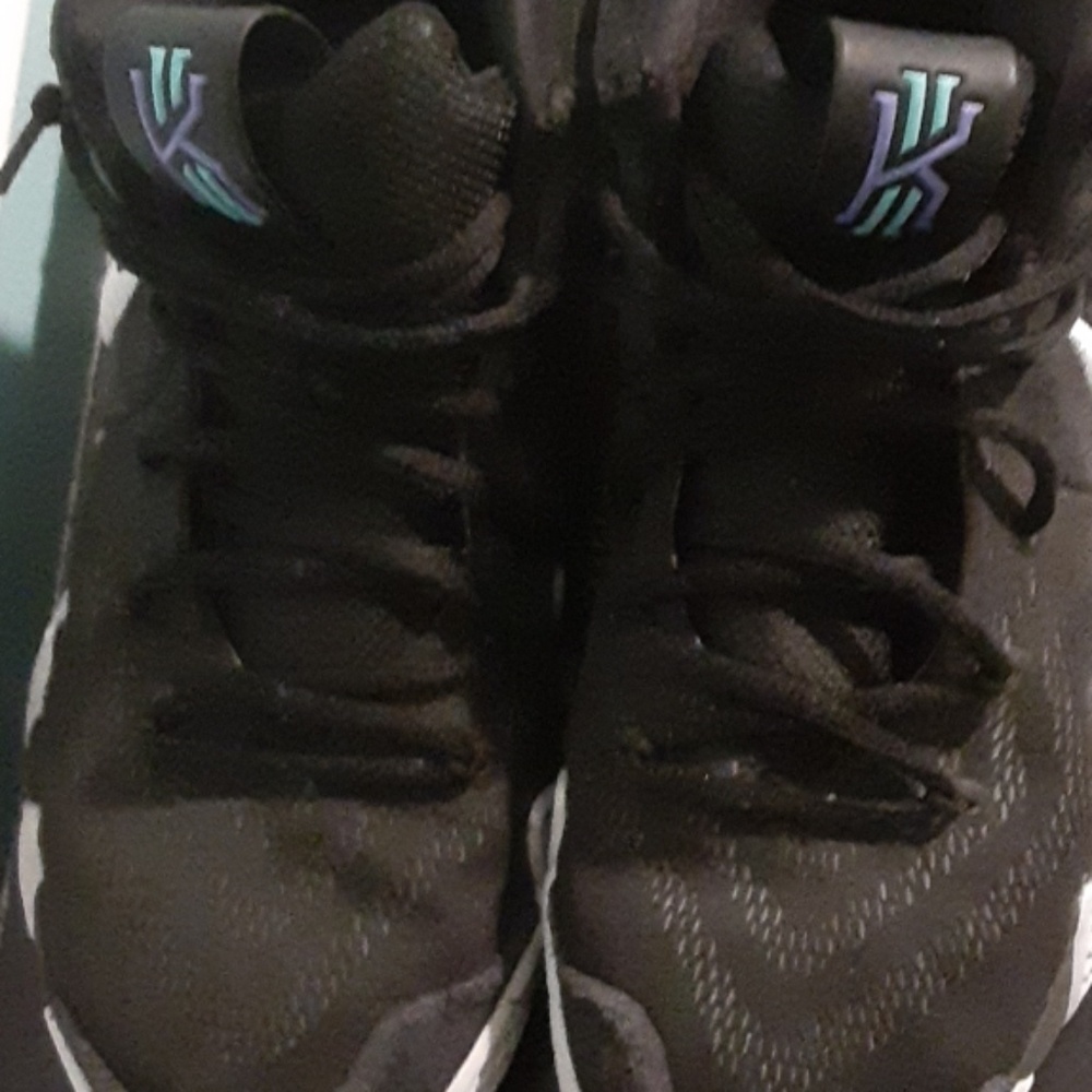 Used Kyrie 4 black NO BOX